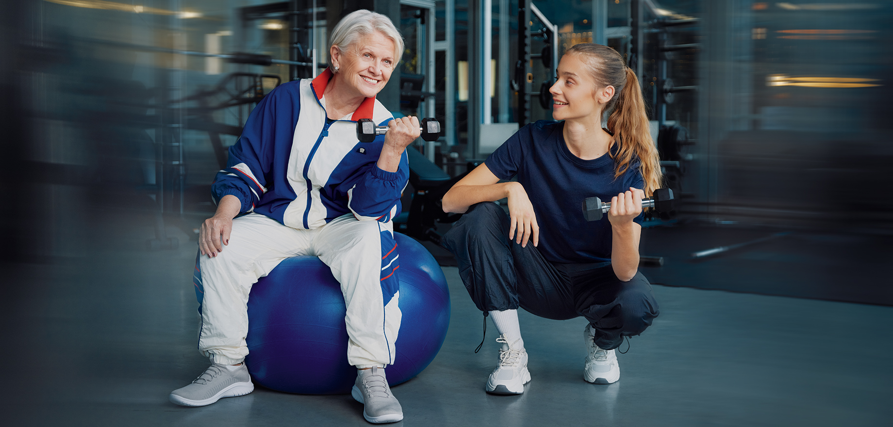 Zwei Frauen in einem Gym-Studio, die &Uuml;bungen machen