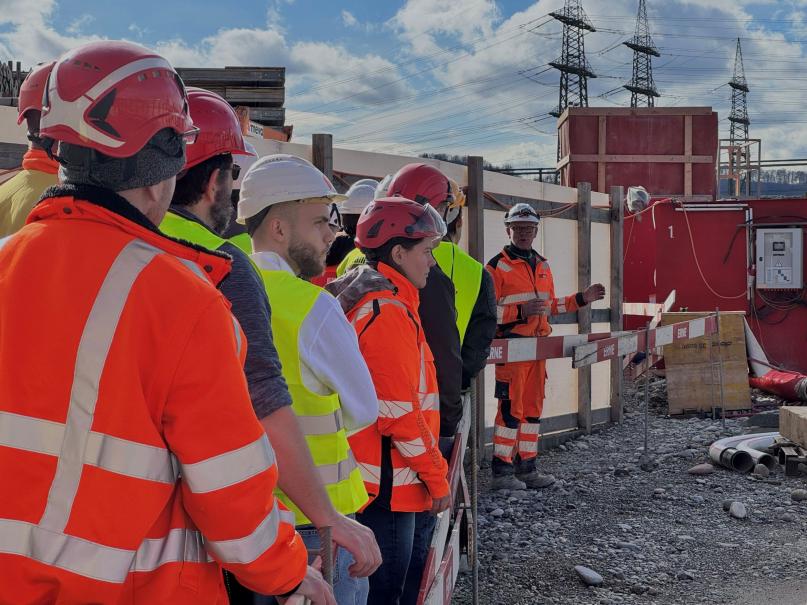 Bild mit Baustelle und Besuchenden im Profil