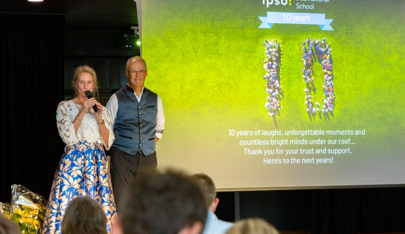 Claudia Assandri und Georg B. Weibel stehen auf der Bühne