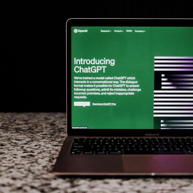 Laptop offen mit ChatGPT-Fenster