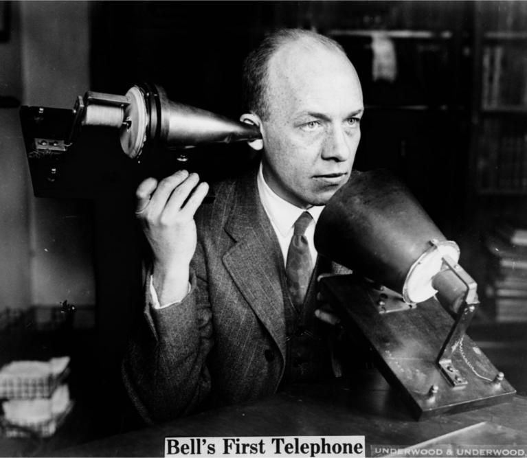 Bell mit seinem ersten Telefon